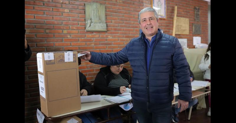 Javier Martínez precandidato de Juntos por el Cambio votó en la Escuela Primaria Nº 2