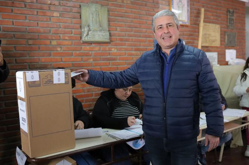 Javier Martínez precandidato de Juntos por el Cambio votó en la Escuela Primaria Nº 2