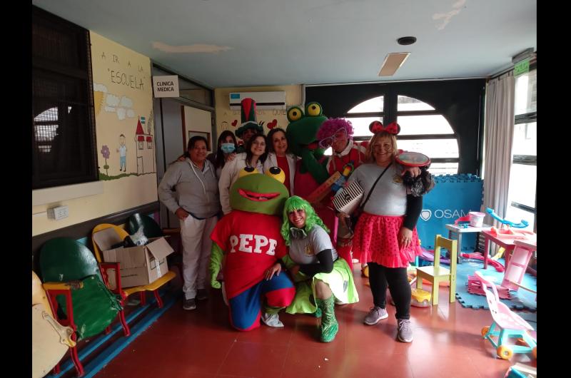 Integrantes de Sonrisas ochentosas estuvieron ayer en el Hospital alegrando a los niños internados