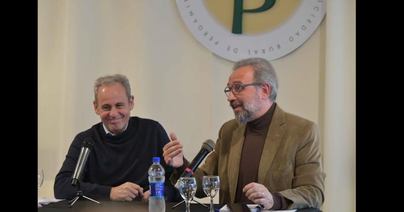 Claudio Jacquelín y Gustavo Marangoni durante la disertación de ayer