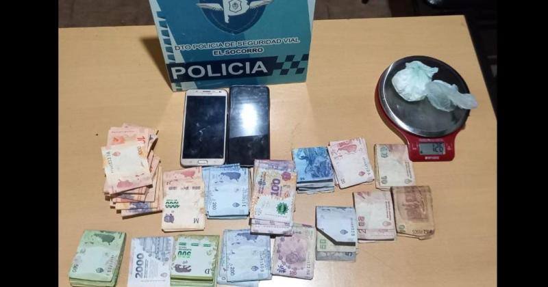 La droga el dinero y los celulares secuestrados por la Policía
