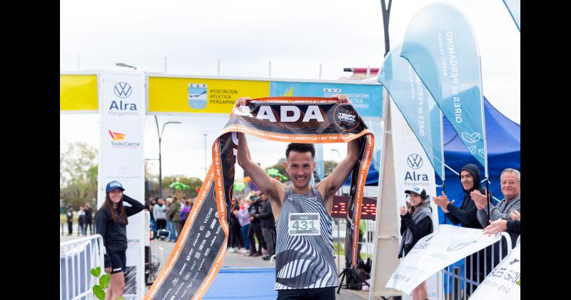 Luciano Dragi cruza la meta y se convierte en el cuarto atleta de la ciudad en ganar el Medio Maratón La Merced