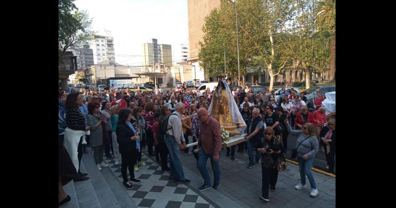 La procesión partir de la Parroquia de Lourdes para llegar al templo mayor pasadas las 16-30