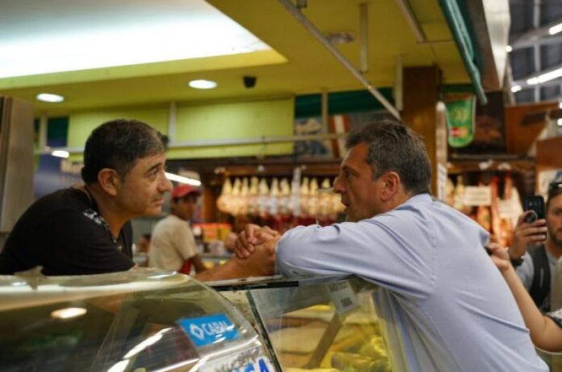 Sergio Massa saluda a un comerciante