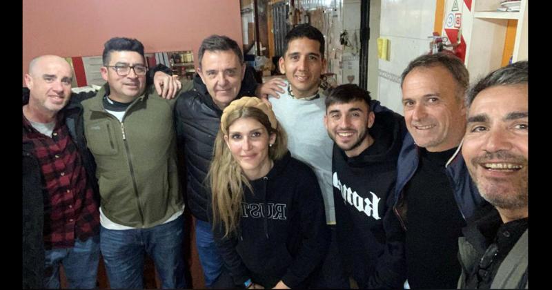 Rina Fay rodeada de amigos del triatlón en la cena de despedida