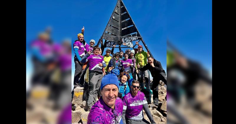 El equipo de Ni  Ni - Iguales que tuvo a Raimundo Nus (abajo a la izquierda) como uno de sus integrantes en la cumbre del Toubkal