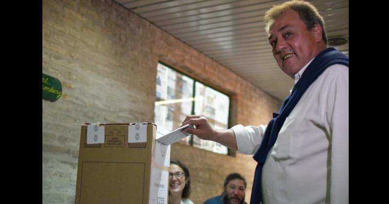 Enrique Schierloh al momento de sufragar en el Colegio San Pablo