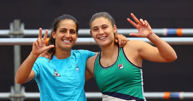 Lourdes Carlé y Julia Riera celebran el triunfo que les dio el tercer puesto y la medalla de bronce