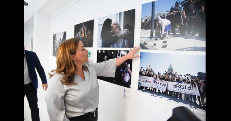 Cecilia Moreau inauguró la muestra fotogrfica Cuatro Décadas en Foco