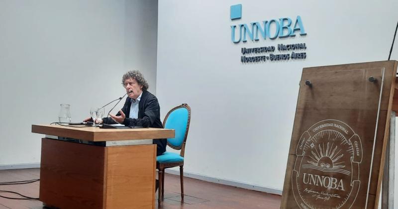 Pedro Brieger disertó a sala llena en la Unnoba