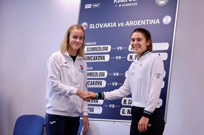 Julia Riera saluda a su rival de este viernes Anna Schmiedlova luego del sorteo de la serie a disputarse en Bratislava