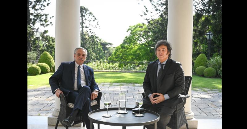  Presidencia difundió la imagen oficial de la reunión en la que los ve a ambos sentados en una de las galerías que dan al exterior de la quinta presidencial
