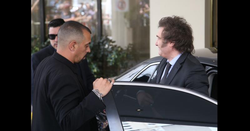 El presidente electo Javier Milei arriba al Hotel Libertador luego de reunirse en Olivos con el presidente Alberto Fernndez