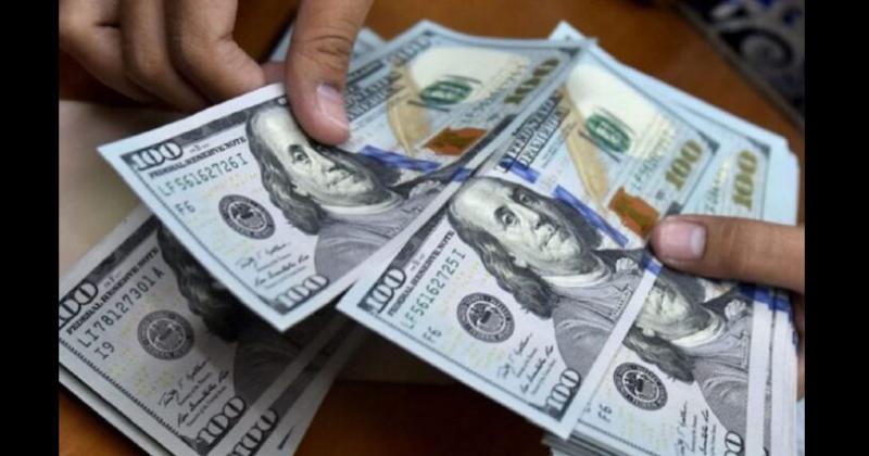 El dólar blue cerró por debajo de los mil pesos