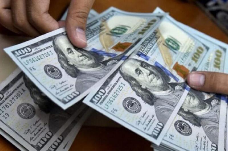El dólar blue cerró por debajo de los mil pesos