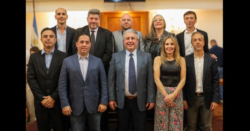 Martínez posa junto a los secretarios de su Gabinete