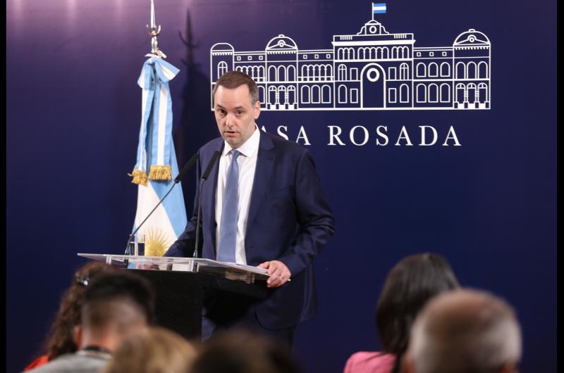El vocero presidencial Manuel Adorni durante la primera atención a la prensa en la Casa Rosada