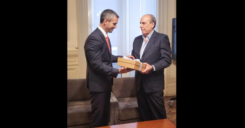 El ministro del Interior de la Nación Guillermo Francos hizo entrega al Presidente de la Cmara baja Martín Menem del proyecto de Ley de Bases y Puntos de Partida para la Libertad de los argentinos