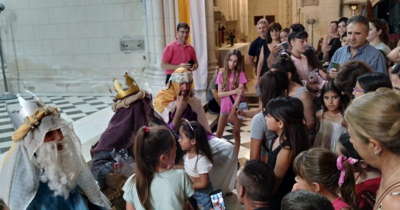 Los Reyes Magos pasaron por la Iglesia Merced donde hubo muchos niños que fueron a saludarlos
