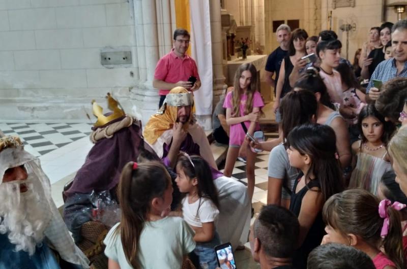 Los Reyes Magos pasaron por la Iglesia Merced donde hubo muchos niños que fueron a saludarlos