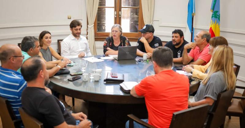 Este miércoles en el Salón Oval del Palacio municipal representantes de Ejecutivo y de los gremios municipales se reunieron para dar finalización al tratamiento salarial del año 2023