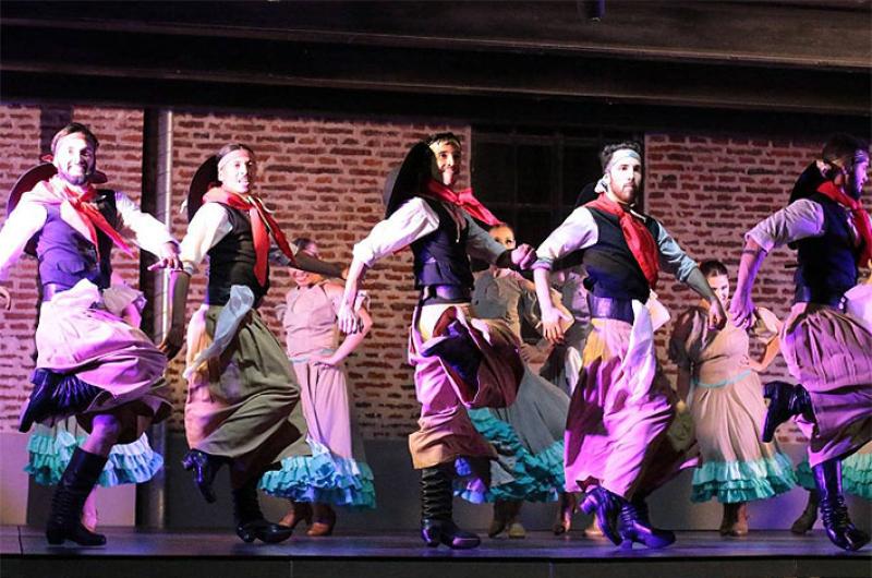 El Cuerpo Municipal de Danzas cuenta con la dirección Pedro Marlo y la asistencia coreogrfica de Sebastin Delgado