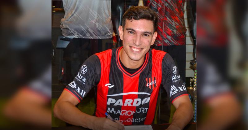 Augusto Laena firmó en la tarde del lunes el contrato que lo vincula al Rojinegro