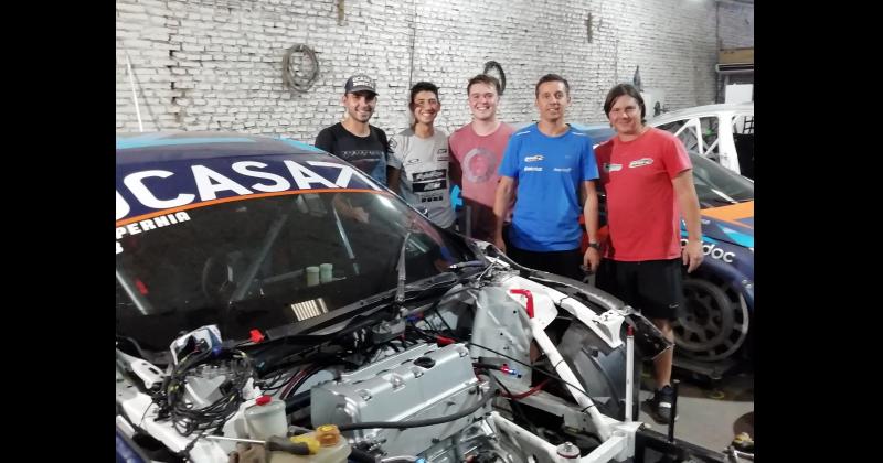 Mauro García y parte del grupo de trabajo del MG-C Pergamino junto al Honda Civic que conducir� Tiago Pernía