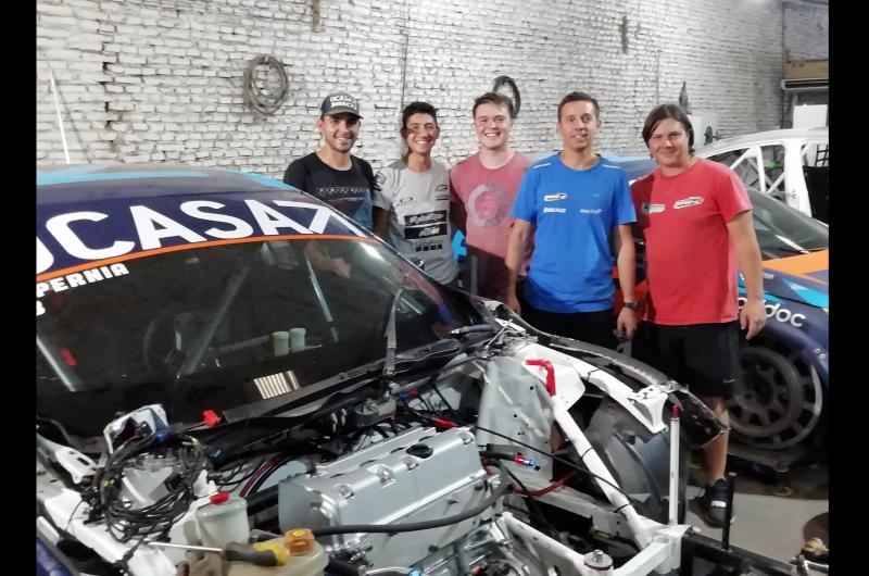 Mauro García y parte del grupo de trabajo del MG-C Pergamino junto al Honda Civic que conducir Tiago Pernía