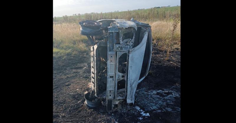 Las llamas destruyeron el utilitario Renault Kangoo