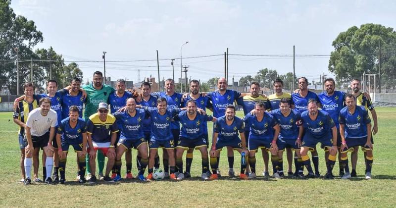 El plantel y el cuerpo técnico de Pergamino FC que finalizó tercero en Tandil
