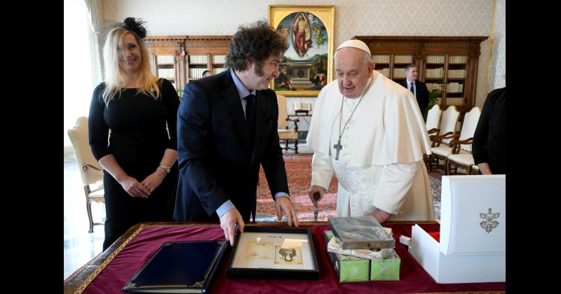 El Papa Francisco durante el intercambio de obsequios con Javier Milei detrs Karina Milei