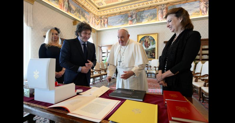 Milei intercambió obsequios con el Sumo Pontífice con la intención de dejar atrs las fuertes críticas que lanzó en campaña