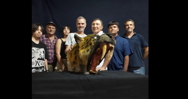 El Grupo Conservacionista de Fósiles del Museo Paleontológico de San Pedro con la recreación de la cabeza a escala real de un smilodon realizada por el paleoartista Miguel Lugo