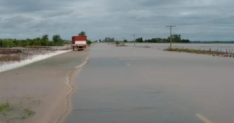 Hay desvíos en estos momentos porque el agua cubre distintos tramos de la ruta