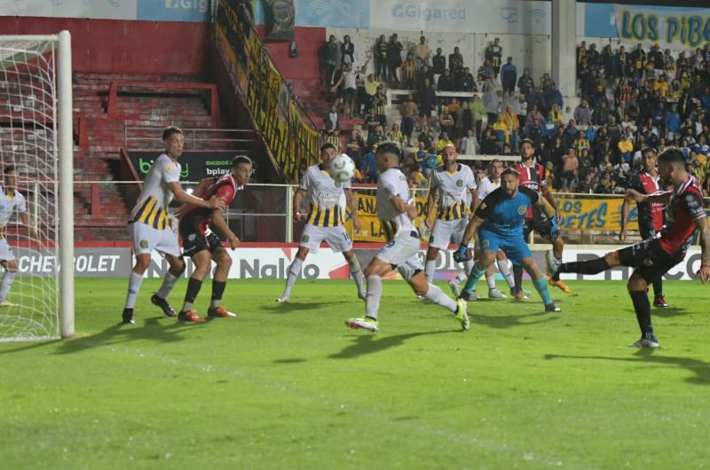Franco Olego convierte el gol del empate El Fogonero dejó una imagen positiva pese a la eliminación