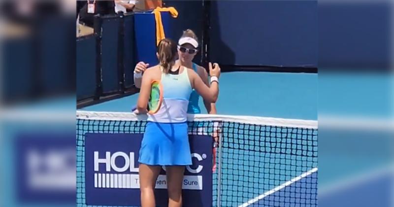 Julia Riera en el saludo final con Nadia Podoroska tras el duelo de argentinas en la qualy de Miami