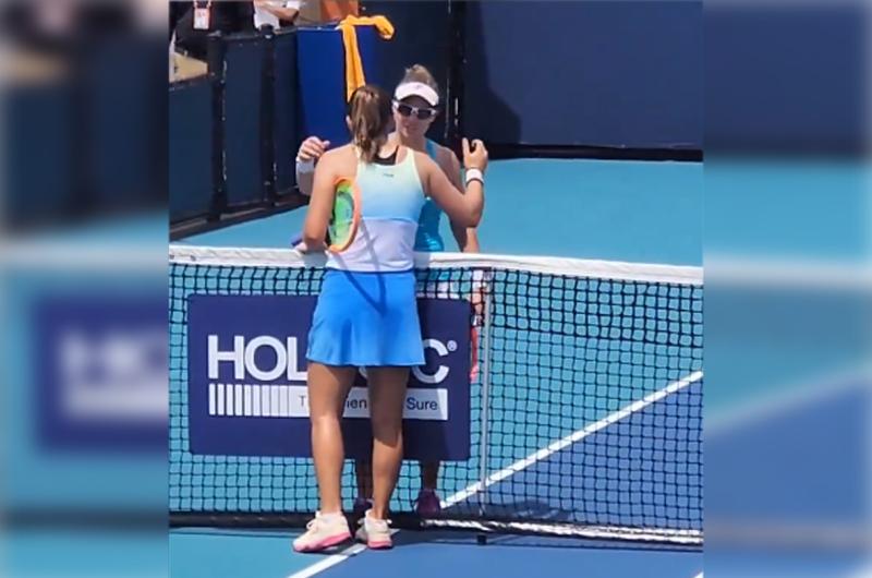 Julia Riera en el saludo final con Nadia Podoroska tras el duelo de argentinas en la qualy de Miami