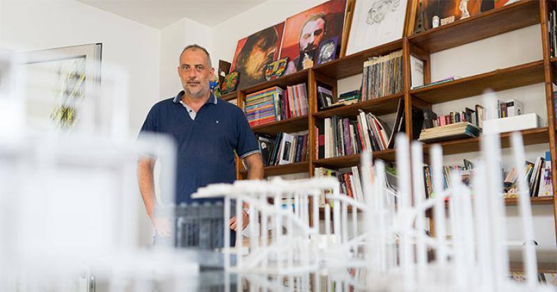 El artista visual escritor y arquitecto de nuestra ciudad Paulo Scarlato