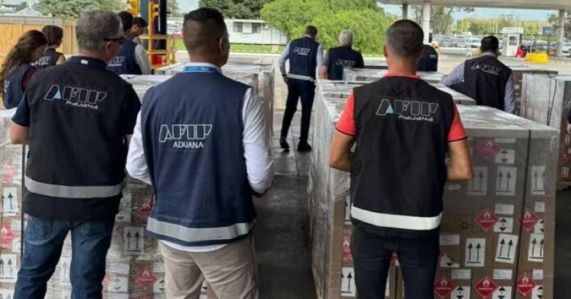 En medio del brote de dengue ms preocupante de la historia este lunes llegó al Aeropuerto Internacional de Ezeiza el primer cargamento de repelentes importados traído del exterior