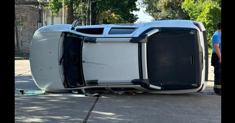 La pick up Renault Oroch quedó volcada tras el choque