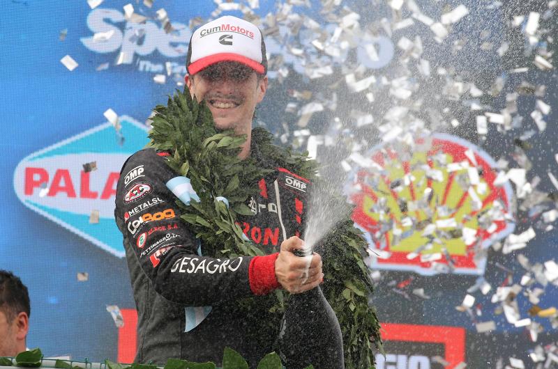 Alfonso Domenech celebra en el podio un valioso tercer puesto que lo pone en carrera por el título