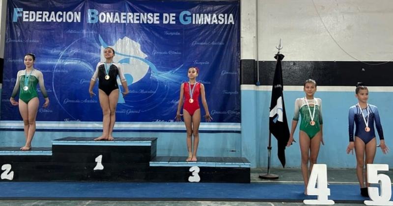 En el tercer lugar del podio durante la premiación en el Provincial de Clubes