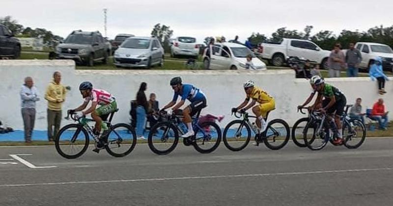 Marcos León Rodríguez tirando al frente de un grupo en el Oscar Cabalén