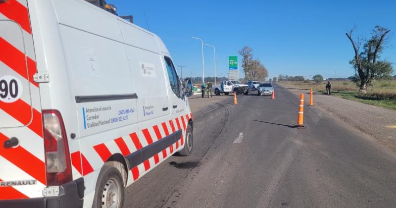 Los operarios del escuadrón civil de los corredores viales delimitaron un perímetro de circulación durante las pericias de Policía Científica