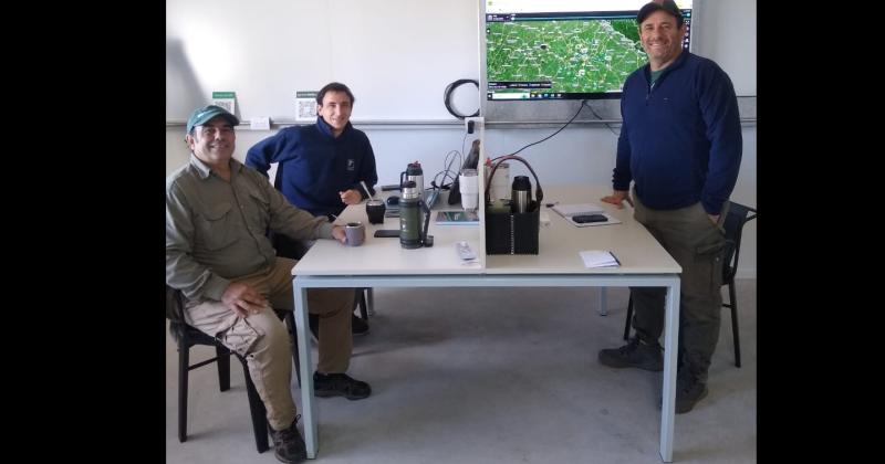 Carlos Marcelo y Nicols (hijo de Marcelo) los Testa en el SUM de la chacra en Manuel Ocampo