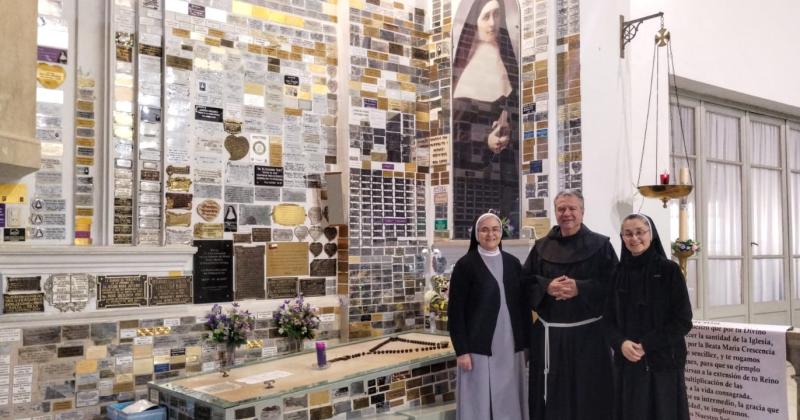 Religiosas de la Congregación del Huerto junto al postulador de la causa de canonización de Crescencia