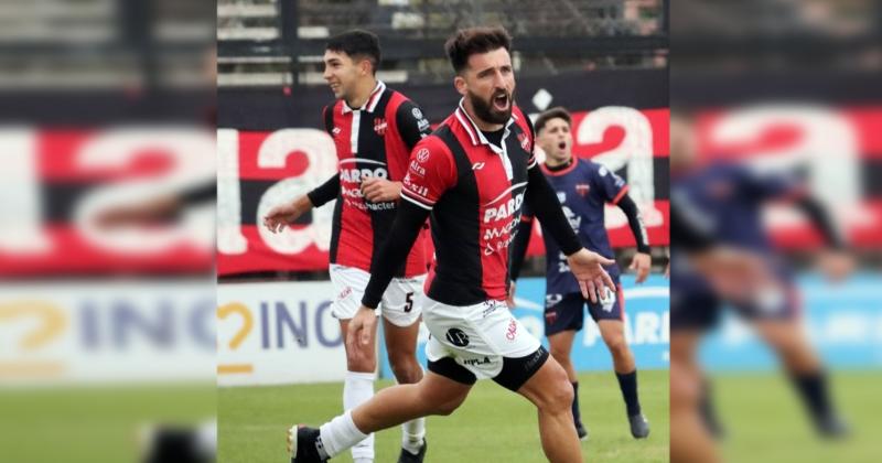 Franco Olego festeja su gol el segundo en la importante victoria 3 a 0 del Rojinegro frente a Defensores de Pronunciamiento