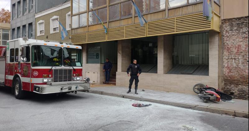 La Policía encargada de la custodia del edificio judicial extinguió el fuego sobre el cuerpo del individuo