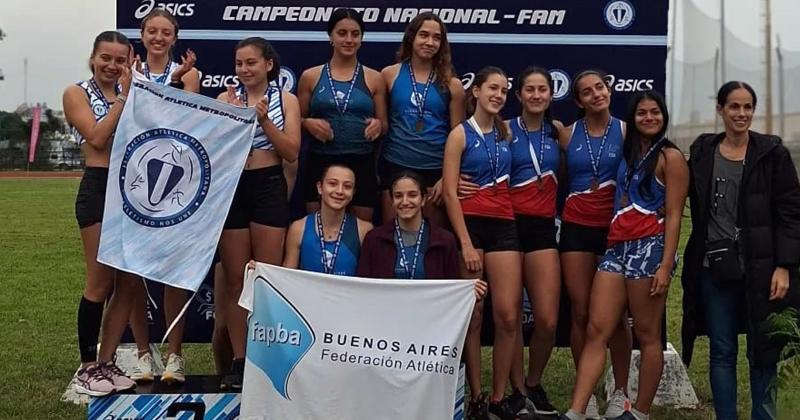 El podio de la posta 4x100 que tuvo a Favre en el escalón ms alto con el equipo de la Provincia de Buenos Aires